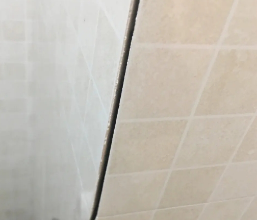 比如瓷砖空鼓维修公司分享阳台瓷砖脱落的修复过程可以分为以下几个步骤